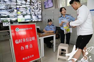 时空交错感！布克老爷车倒车入库 停在了Cybertruck旁边